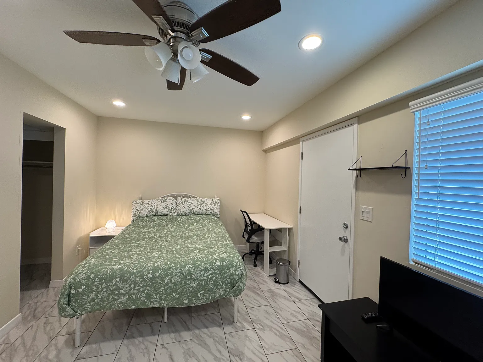 Studio, 400 sqft, $2,300 — Photo 3