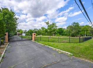 324 Oak Brook Rd, Oak Brook, IL 60523