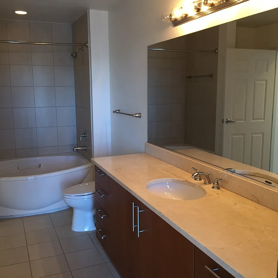 Strip Views On 32nd Floor — Photo 4