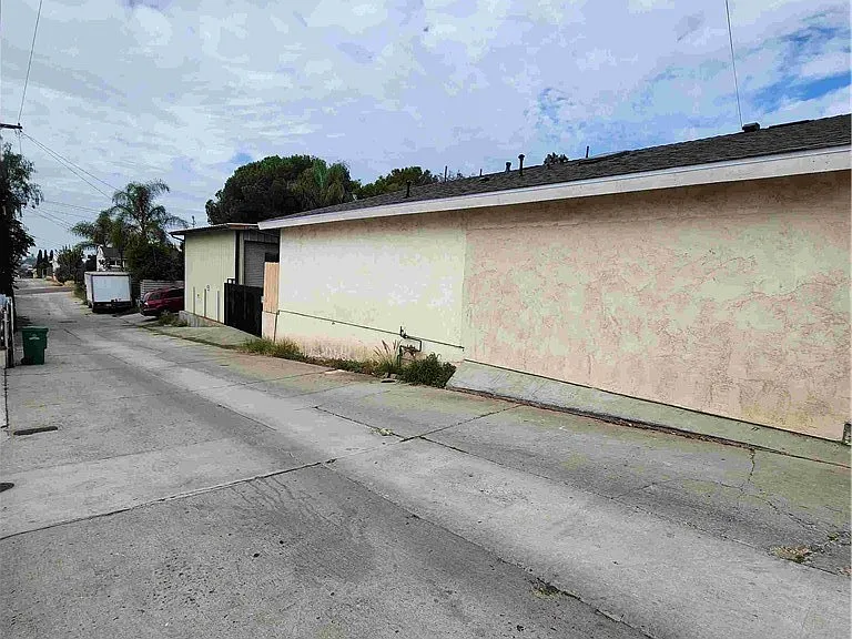 7127 Saranac St — Photo 2