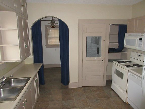 Kitchen w/breakfast nook