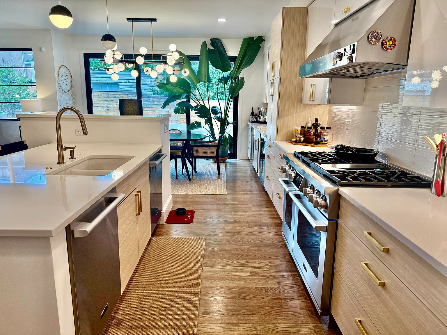 4 bed, 4896 sqft, $10,000 — Photo 2