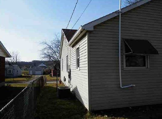 4th image of 2844 Gladstone St
