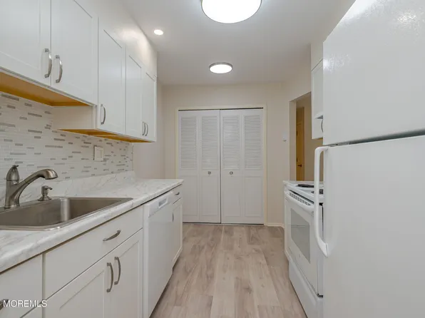 177 Amberly Dr Unit H, Manalapan, NJ 07726