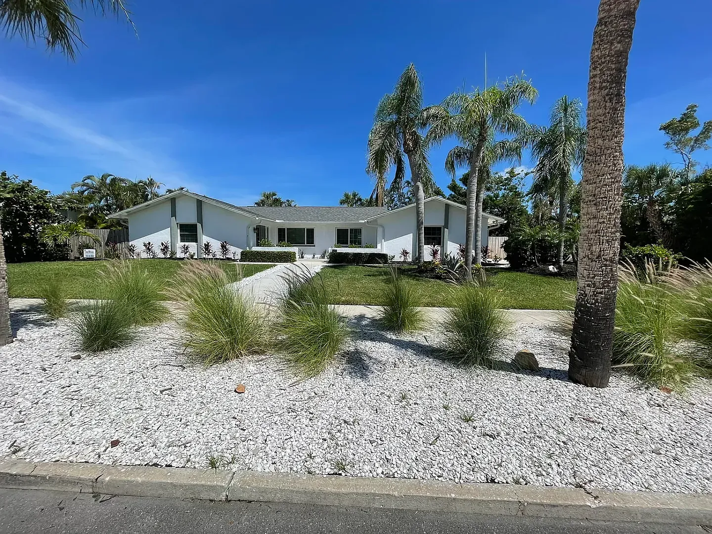 Luxury Annual Rental with Resort-Style Pool on Longboat Key — Photo 1