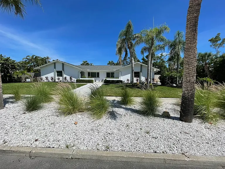 691 Russell St — Photo 1
