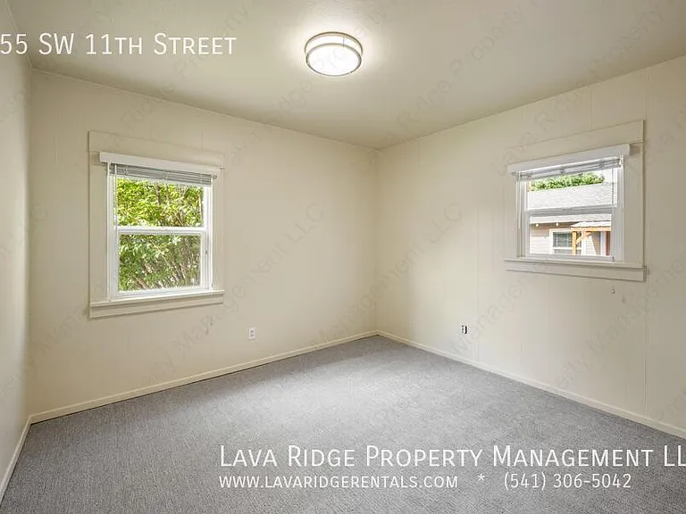 655 SW 11th St — Photo 9