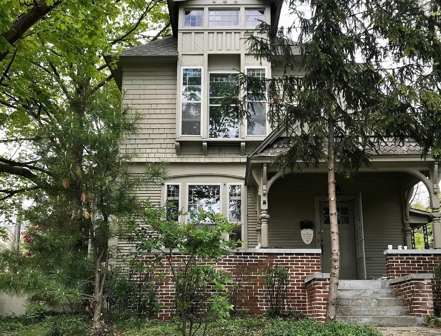 637 Wealthy St SE — Photo 1