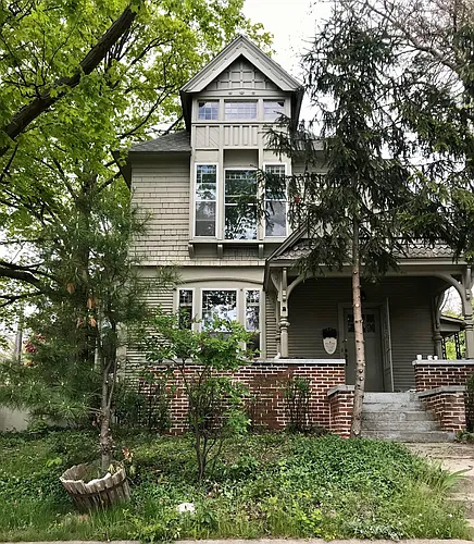 637 Wealthy St SE Photo 1