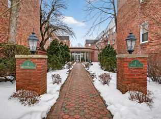 8 Wooleys Lane Apt B12, Great Neck, NY 11023