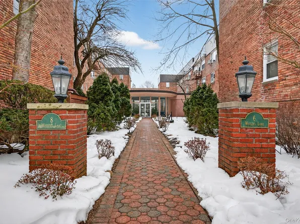 8 Wooleys Lane Apt B12, Great Neck, NY 11023