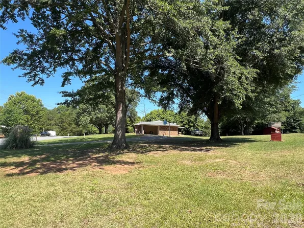 649 Pine St, Forest City, NC 28043