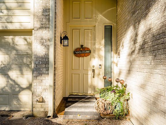 2nd image of 2718 Oakmont Ln