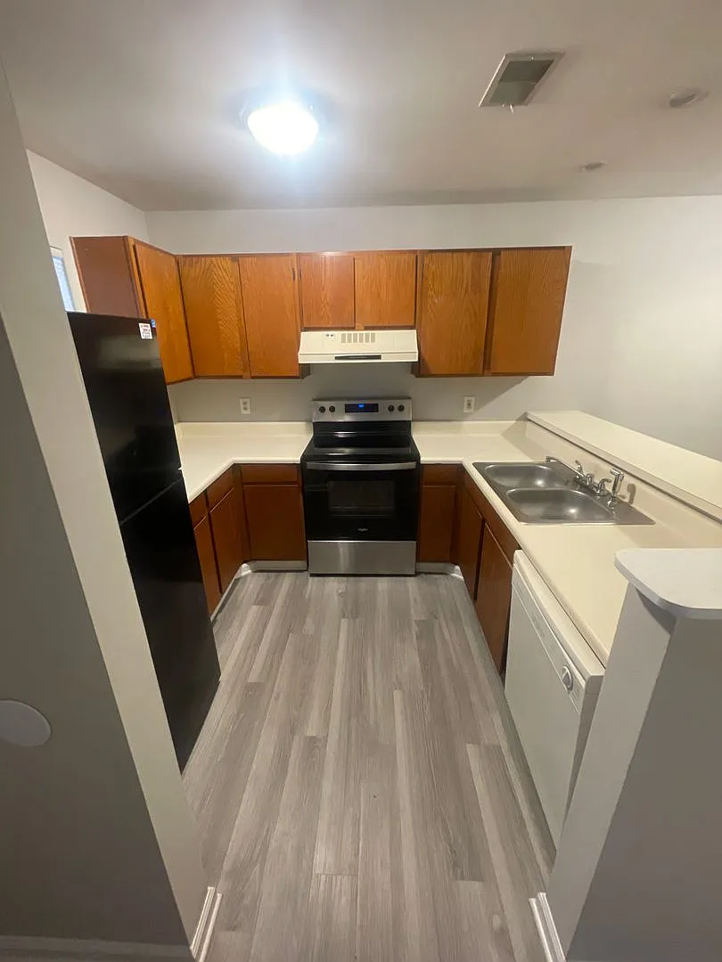 Two-bedroom, Two-bathroom Condo in Eagles Place — Photo 4