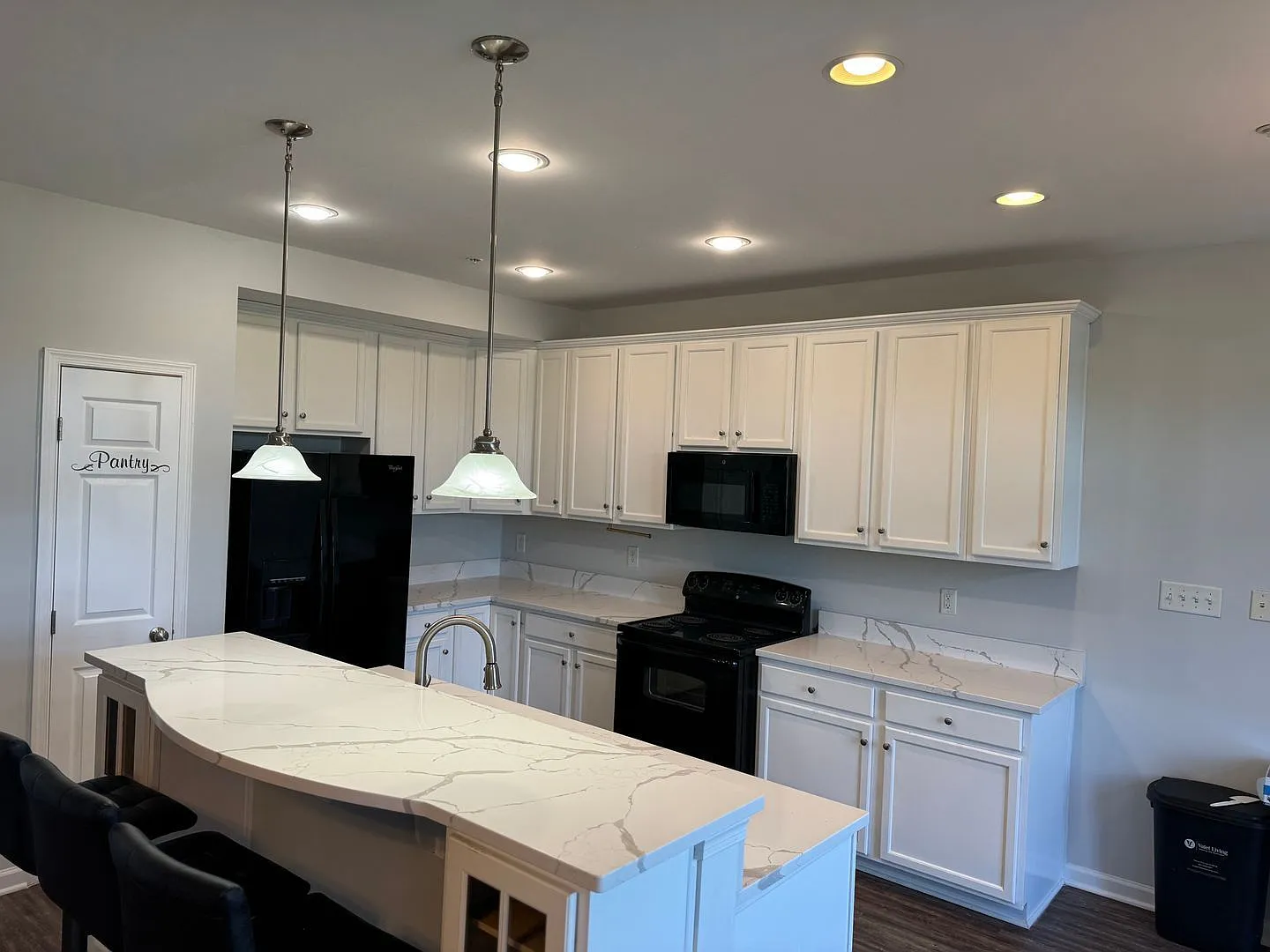 3 bed, 3.0 bath, 2600 sqft, $2,700 — Photo 3