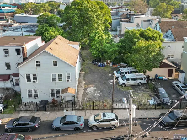 14 Nursery St, Newark, NJ 07104