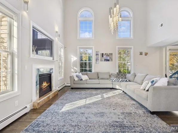 1124 Sheridan St, New Milford, NJ 07646