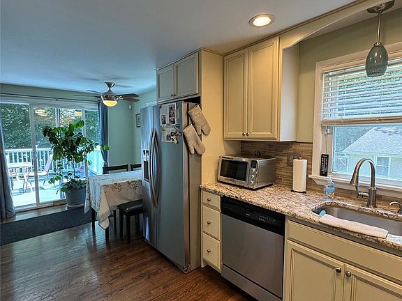 5th image of 18 Montfort Woods Rd