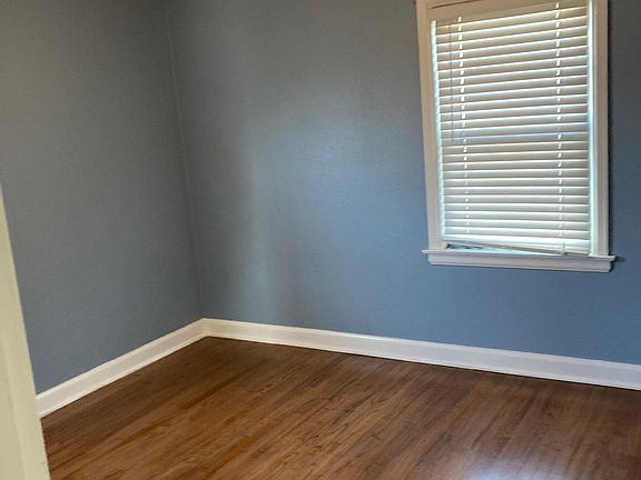 3rd image of 500 32nd St NE