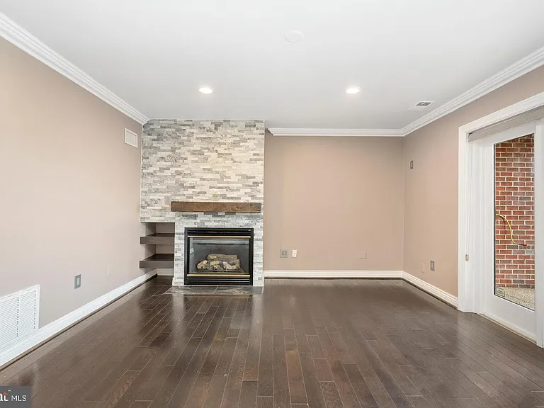 2419 Boston St — Photo 4