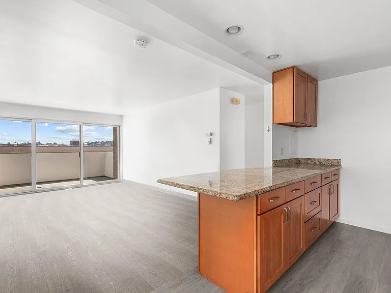2144 Waverly Pl N #3 — Photo 6