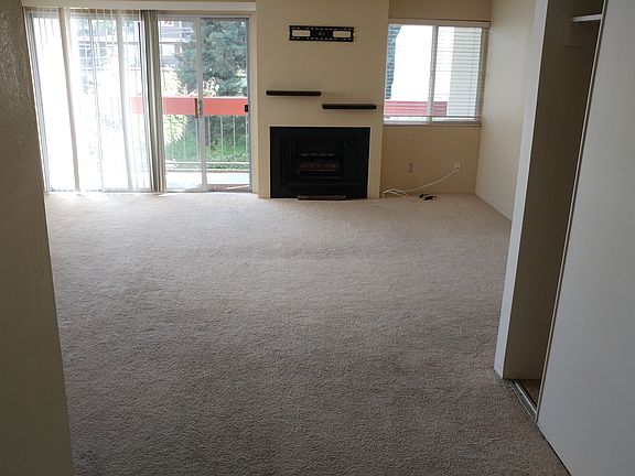 Living room w fireplace