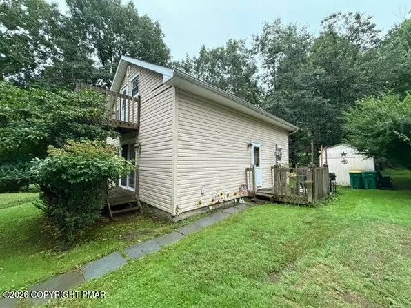 606 Prices Dr, Cresco, PA 18326