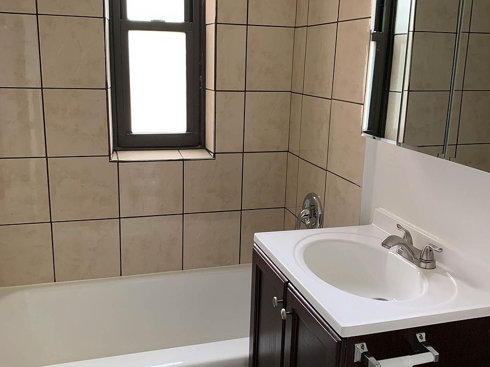2nd image of 1360 W Touhy Ave APT 304