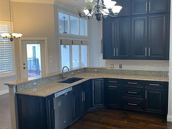 4th image of 325 Leslie Ln