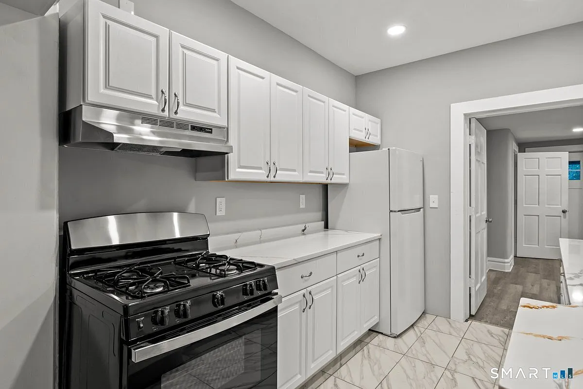 3 bed, 2.0 bath, 5442 sqft, $2,400 — Photo 4