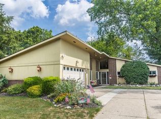 5373 Berkshire Dr, North Olmsted, OH