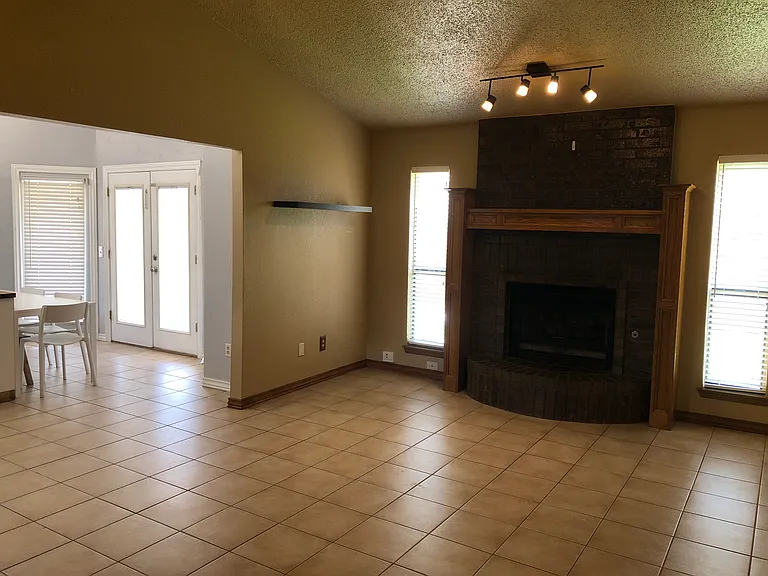 2208 NE 10th St — Photo 15