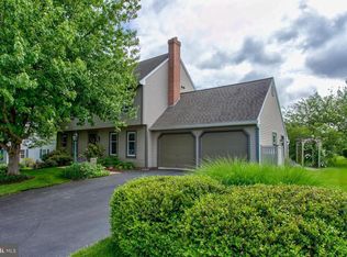 31 Meadowview St, Akron, PA 17501