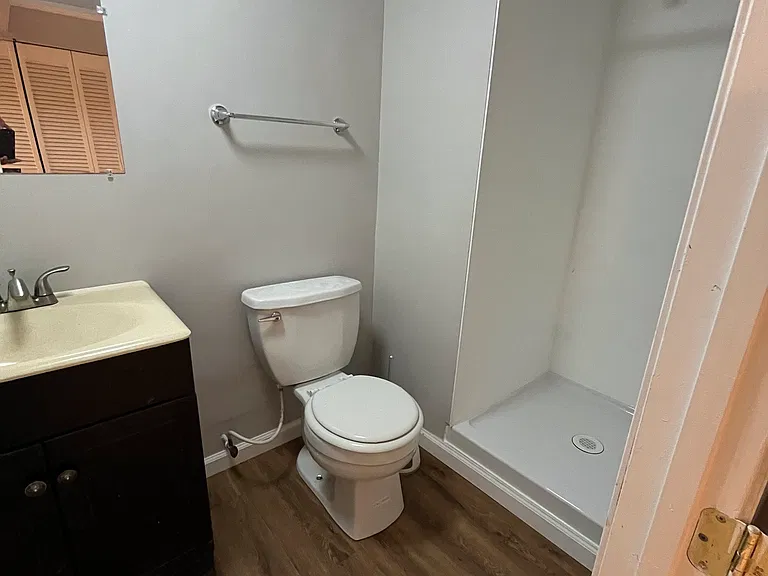 Full bathroom of studio