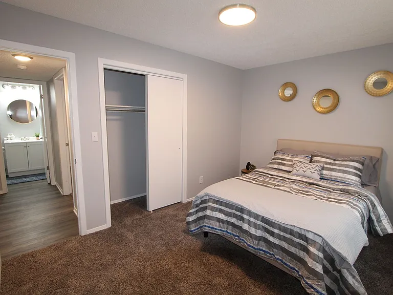 The Warwick of Norfolk. Now leasing updated 1, 2 bedroom apartments and 3 bedroom townhomes! — Photo 5