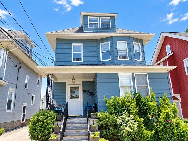 4 bed, 2.0 bath, 1800 sqft, $4,100 — Photo 1
