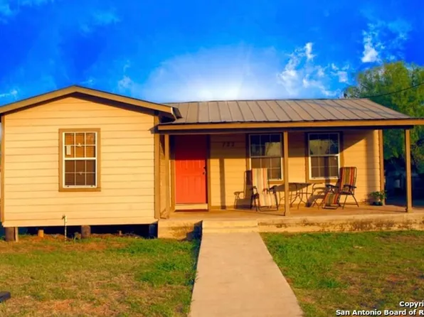 722 Poole, Cotulla, TX 78014