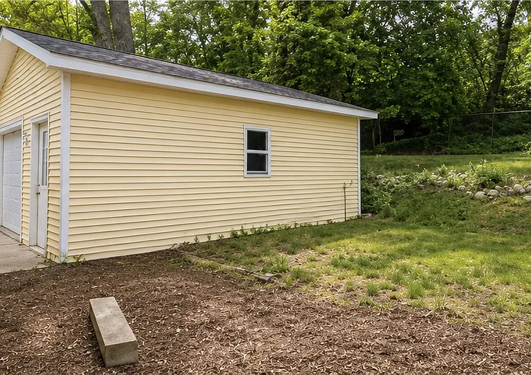 1120 W Maple St — Photo 3