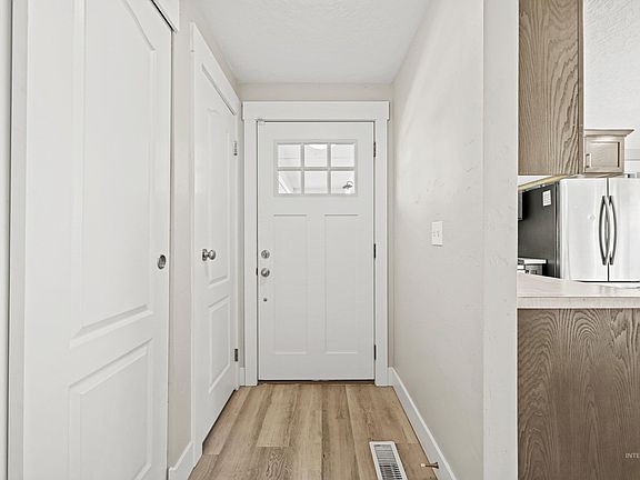 4th image of 702 18th Ave N