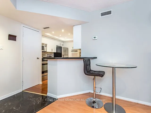 1001 Bay St #1007 — Photo 9