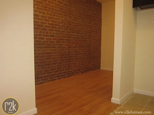 Rented by Realty 2000 Corp | media 8