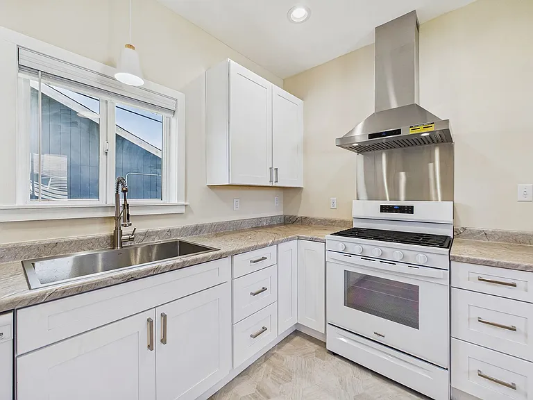 3325 F St — Photo 15