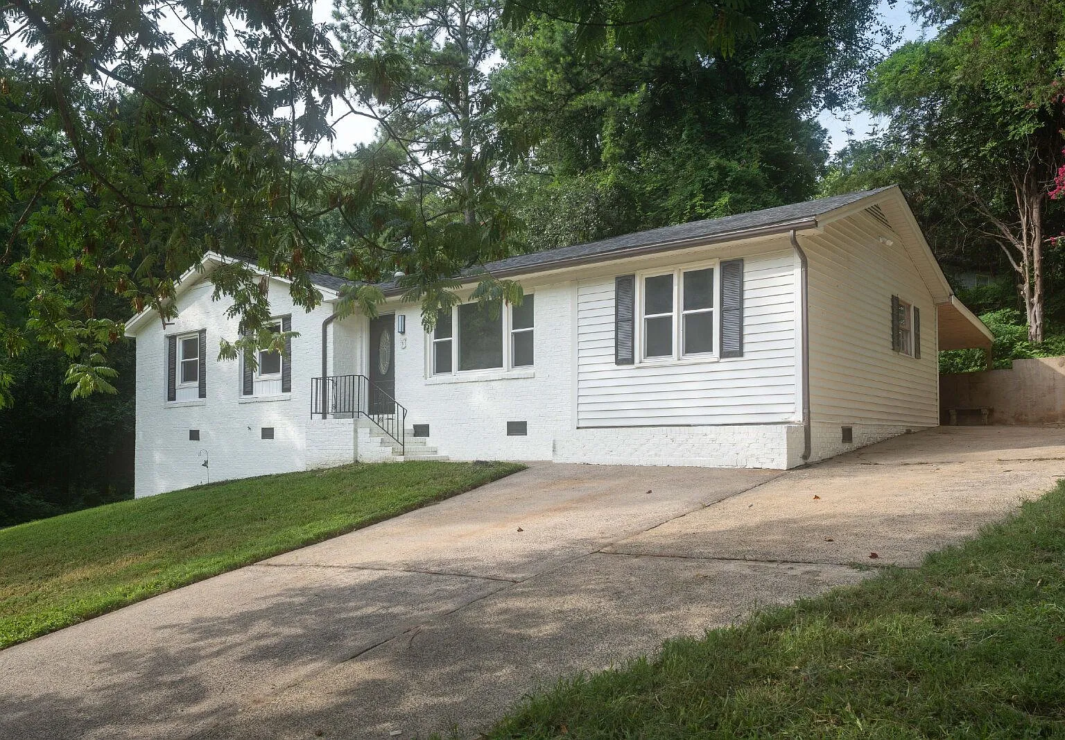 3 bed, 2.0 bath, 1724 sqft, $2,100 — Photo 3