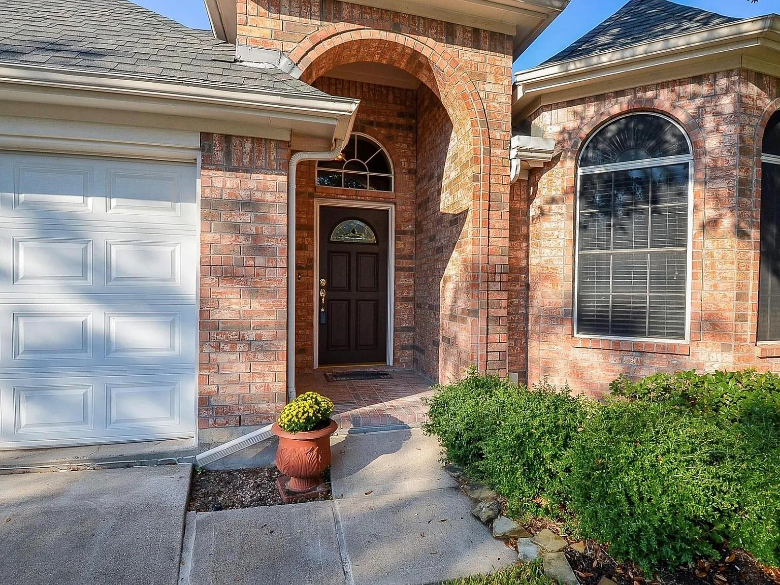 4 bed, 2.0 bath, 2236 sqft, $2,500 — Photo 2