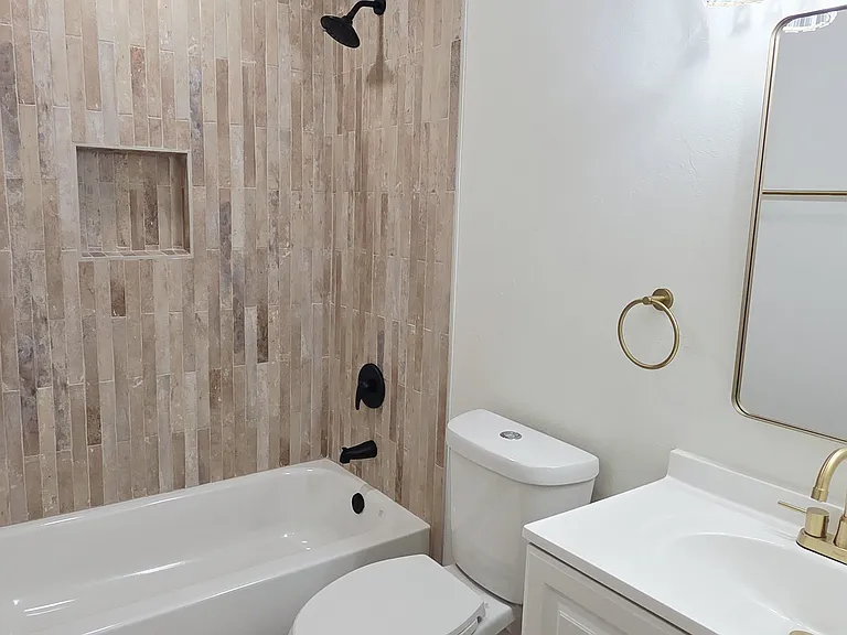 1416 SW 45th St — Photo 2