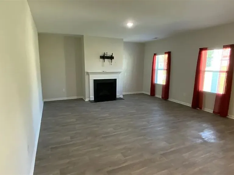 1044 Fairfield Dr — Photo 4
