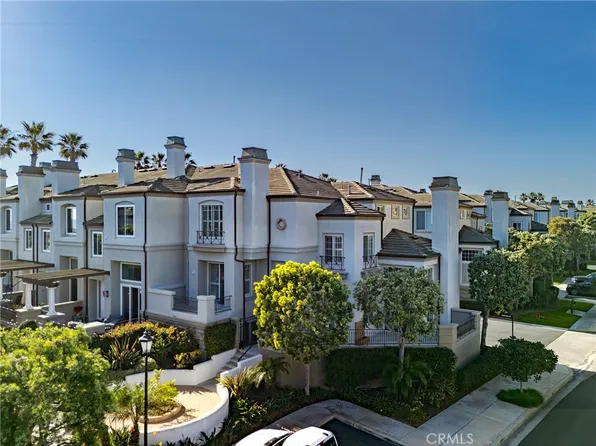 6242 Surfboard Cir, Huntington Beach, CA 92648