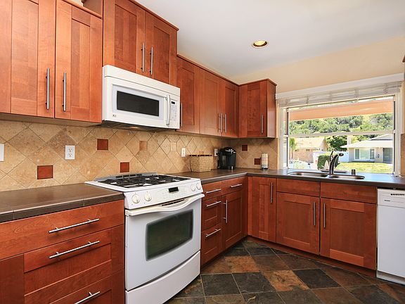 3rd image of 5558 Red River Dr