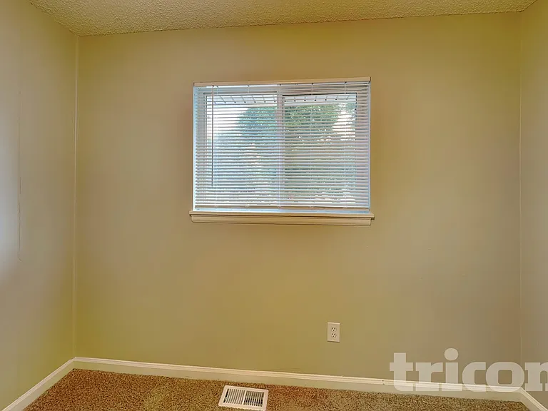 1019 S Newark St — Photo 12