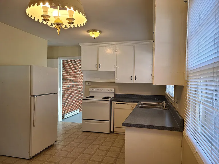 1806 S Hill Ave — Photo 7